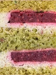 Przekrój tortu pistacja-malina
